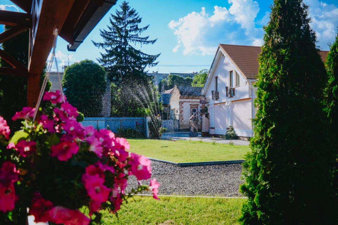 U Anity Hotel Uzhhorod Exterior photo