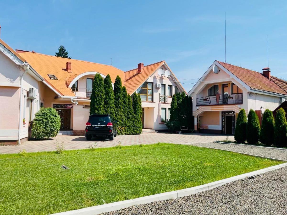 U Anity Hotel Uzhhorod Exterior photo