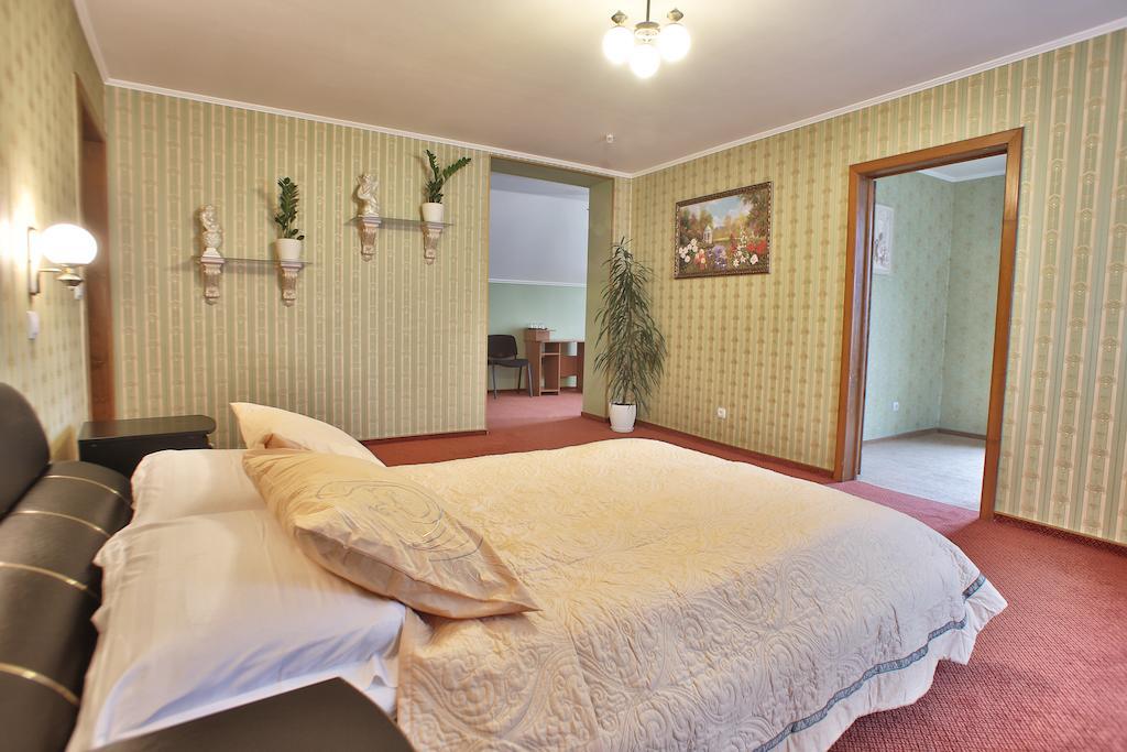 U Anity Hotel Uzhhorod Exterior photo